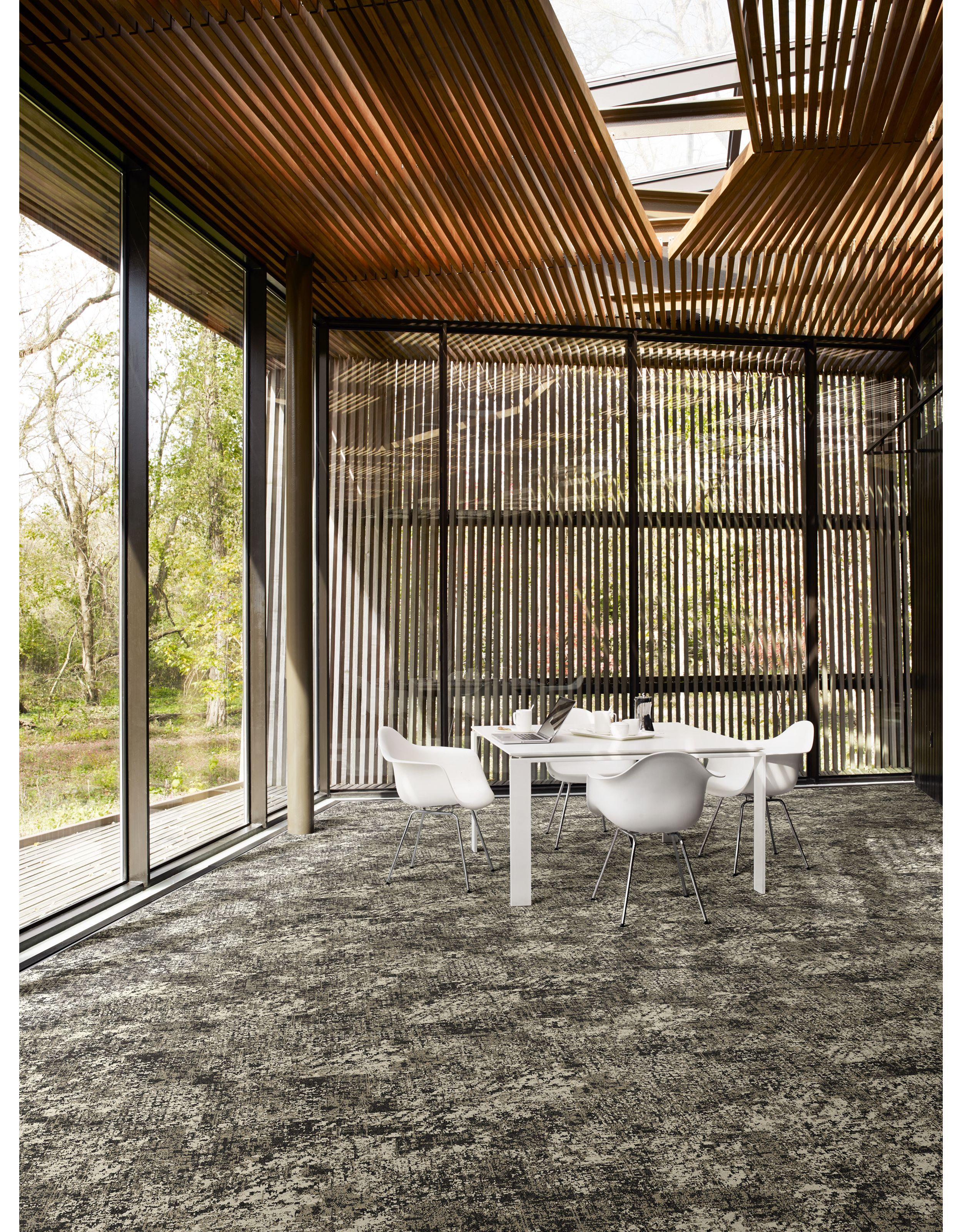 Interface Painted Gesture plank carpet tile in seating area with white table and chairs numéro d’image 3